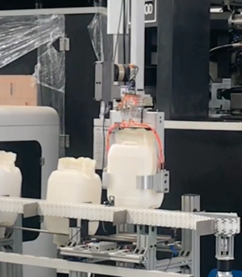 福德隆中空吹塑機(jī)機(jī)械手應(yīng)用廣泛”